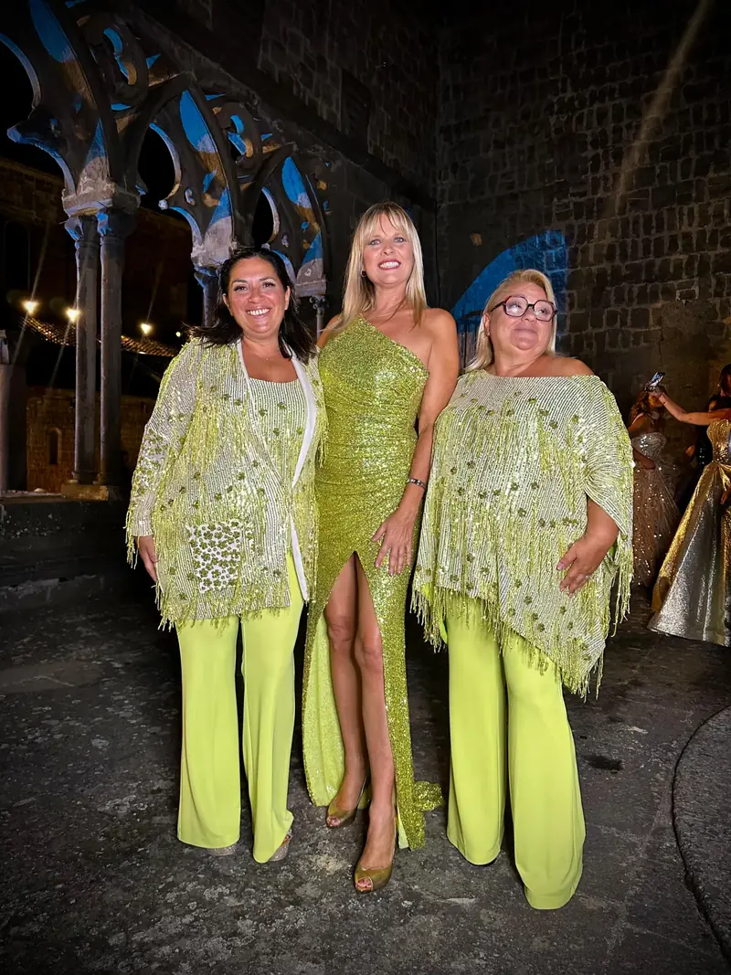 Angela e Anna insieme a una modella durante una serata di moda