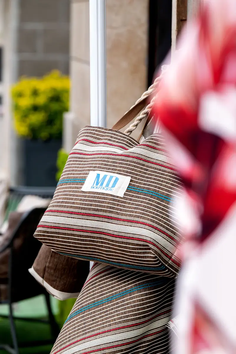 Borsa artigianale a righe con il logo MD Boutique