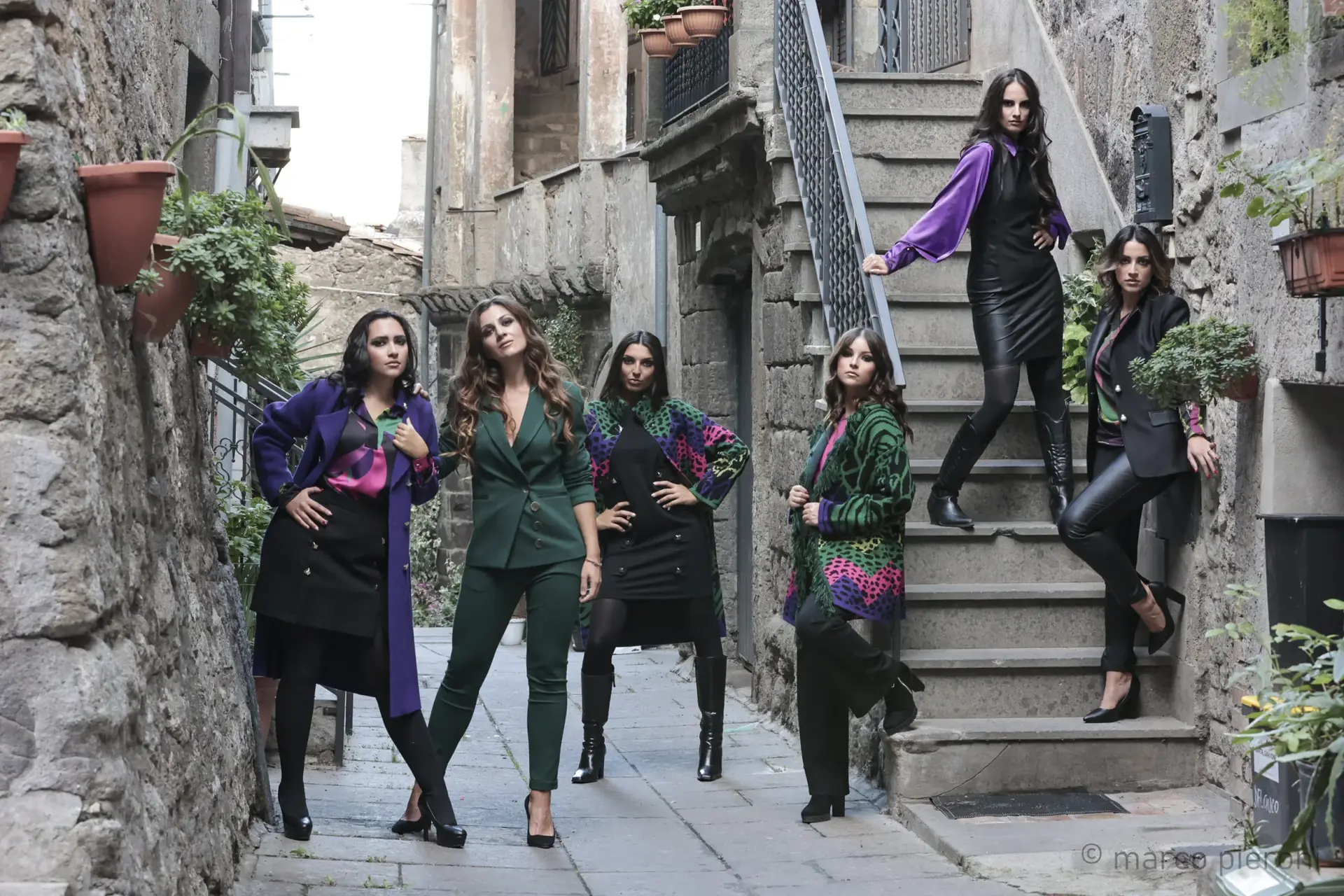 Modelle con abiti colorati della boutique Meravigliosamente Donna nel borgo di Bagnaia