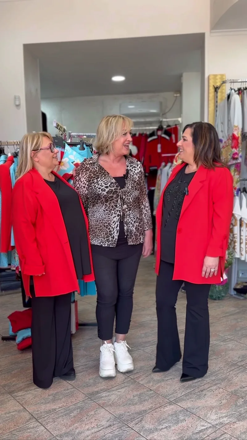 Angela e Anna ascoltano una cliente in boutique