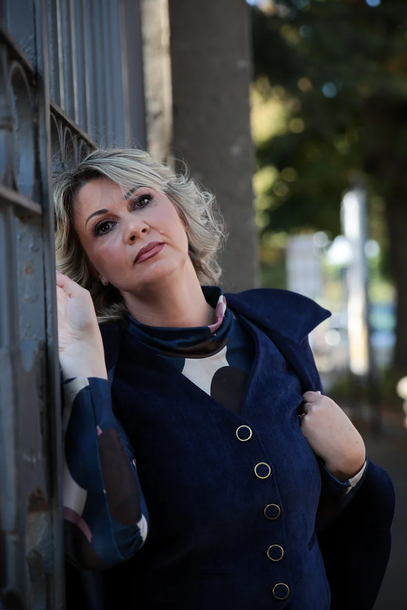 Completo blu con gilet decorato e pantaloni coordinati