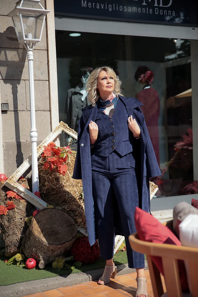 Completo blu con gilet decorato e pantaloni coordinati