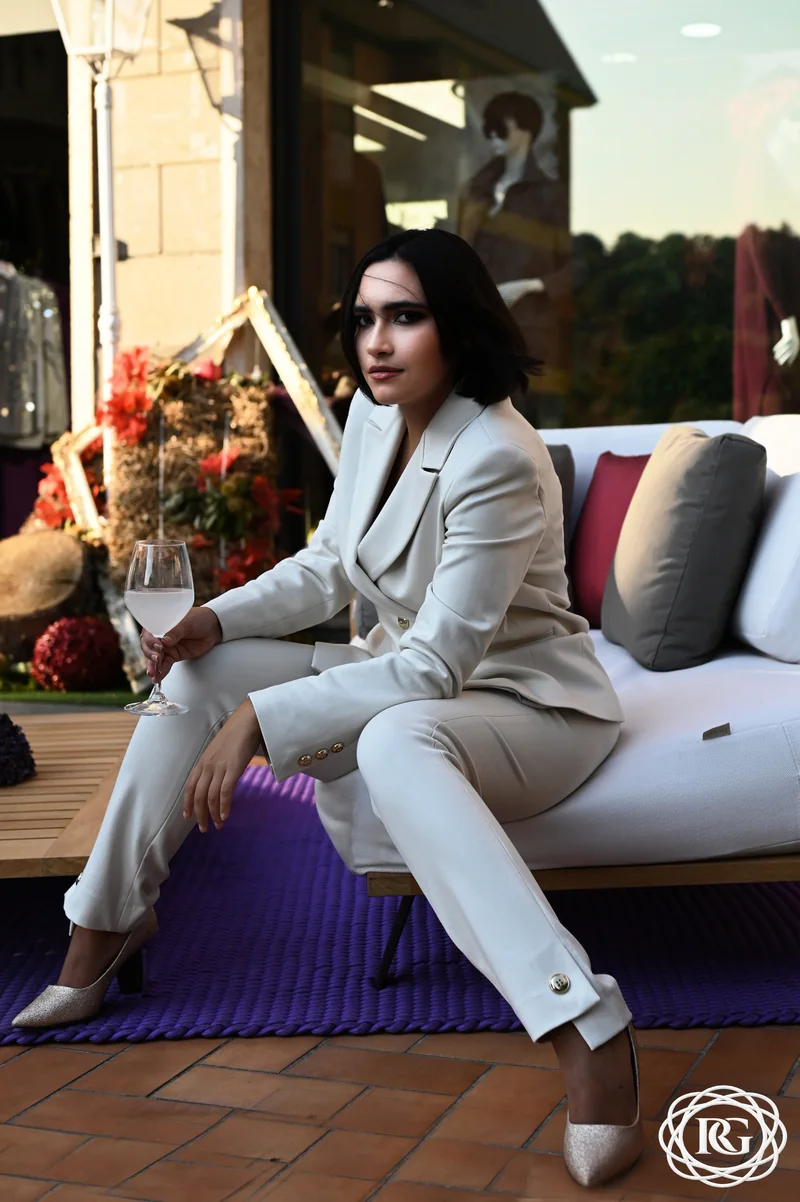 Completo grigio perla con giacca e pantaloni