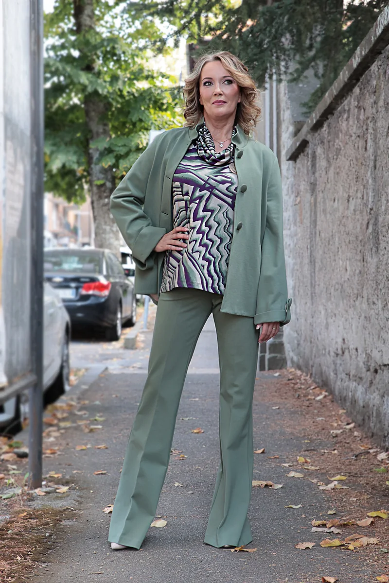 Completo verde salvia con blusa a fantasia geometrica