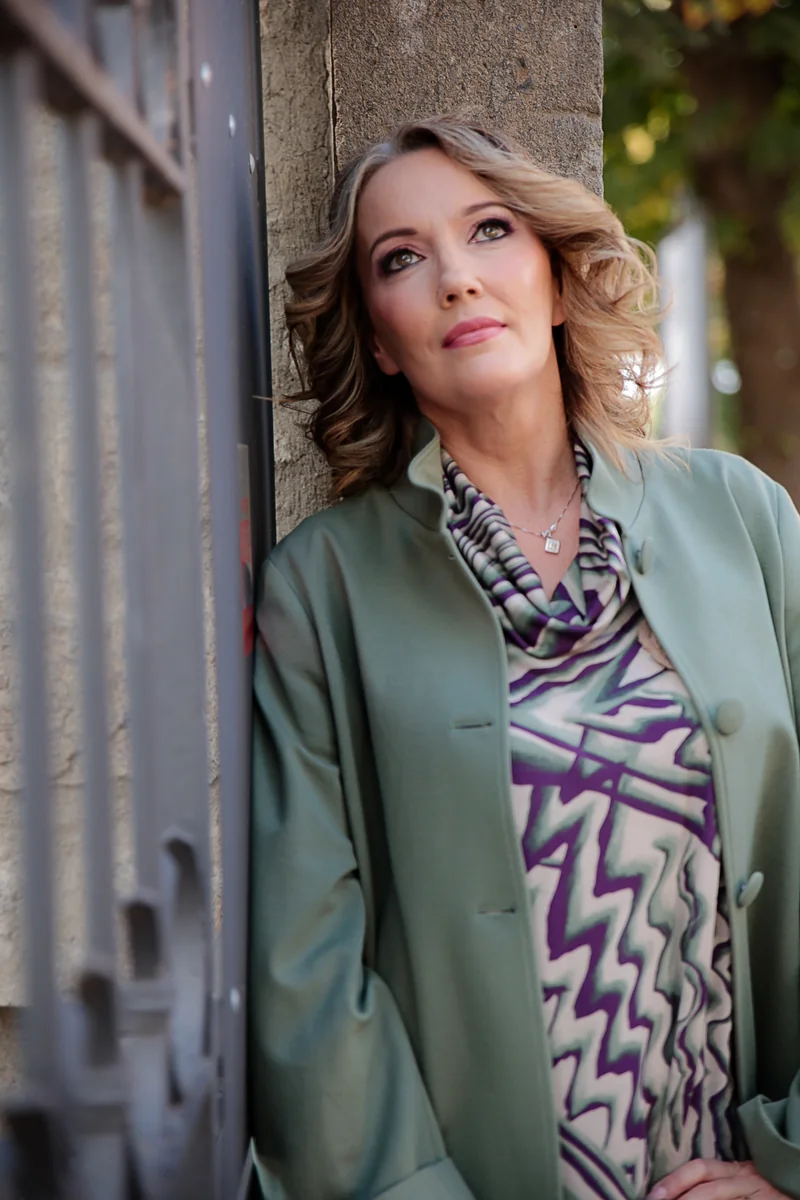 Completo verde salvia con blusa a fantasia geometrica
