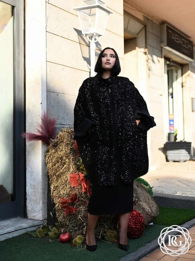 Look nero con giacca dalla trama lavorata e gonna midi