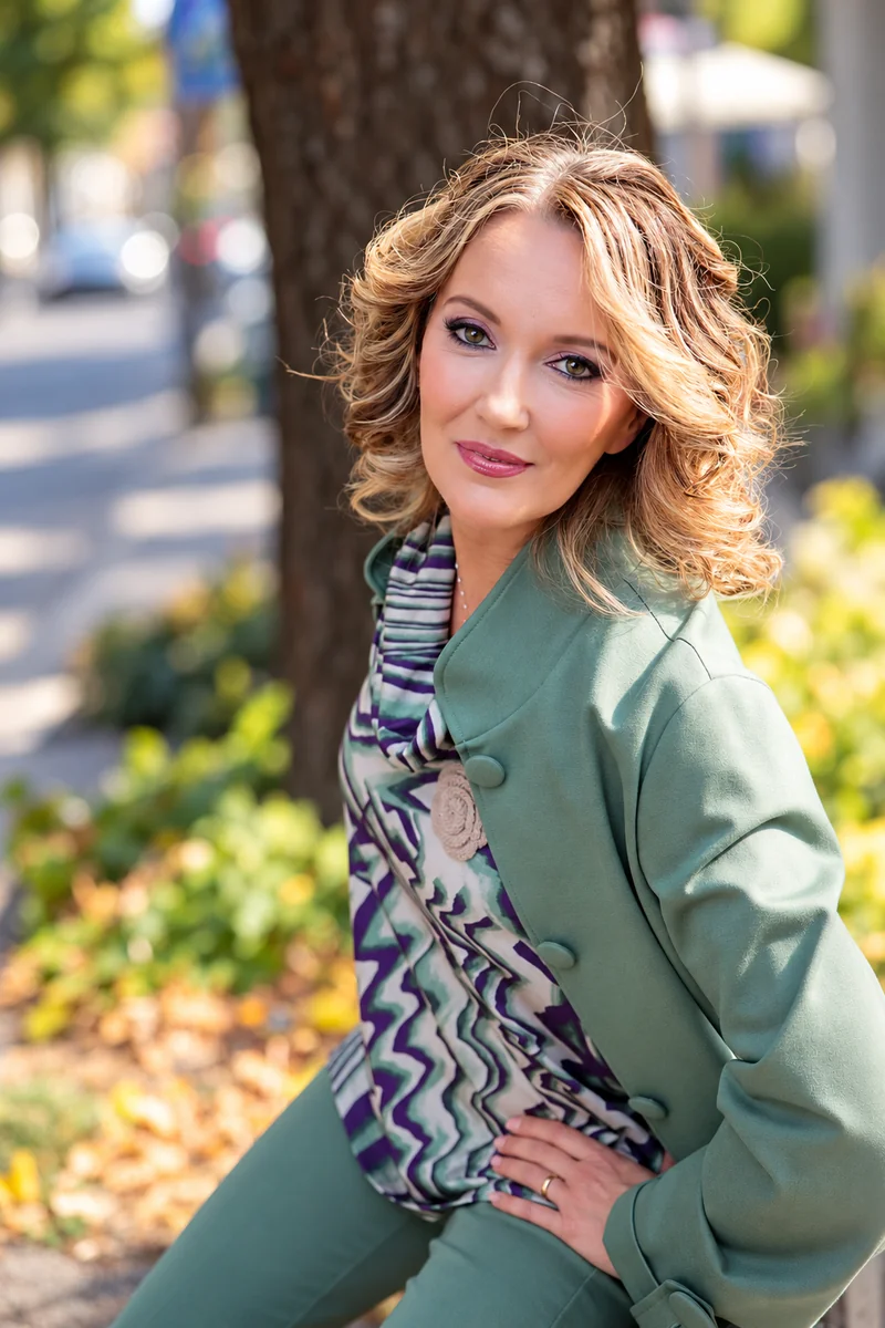 Completo verde salvia con blusa a fantasia geometrica