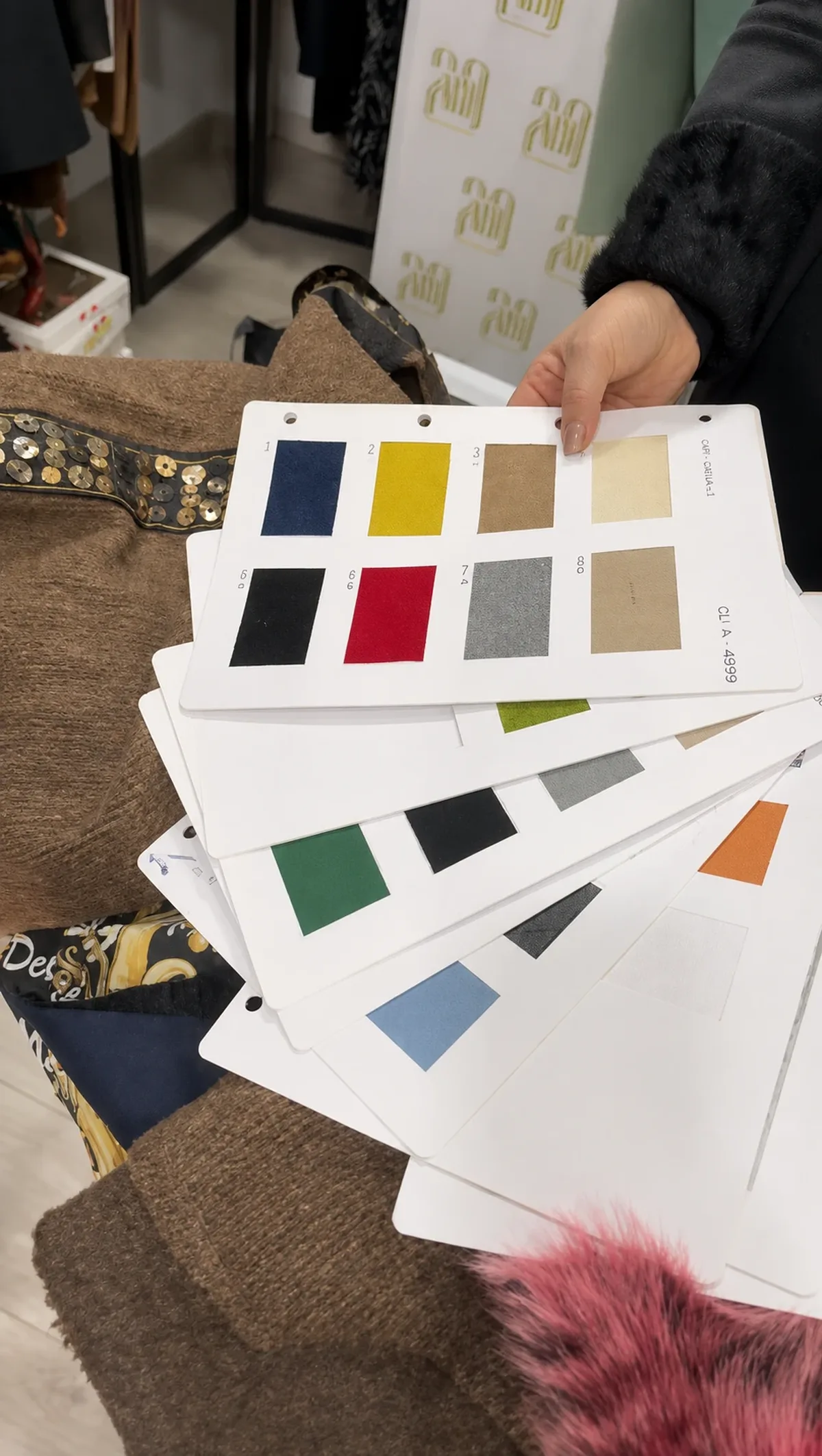 Palette di campioni colore e tessuti mostrata durante la scelta di un capo personalizzato