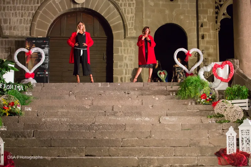 Due modelle in rosso sulla scalinata di Moda e sentimento 2018