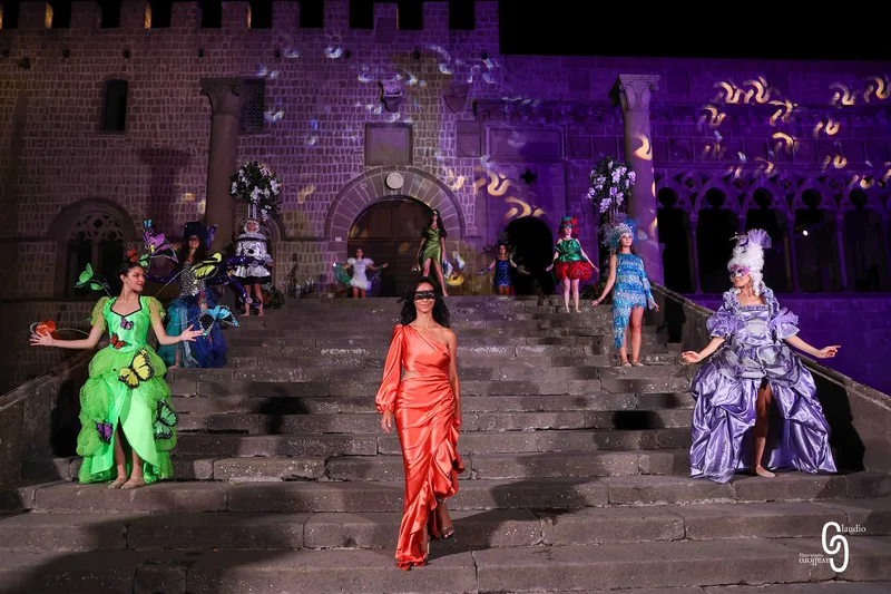 Modella sulla scalinata di Moda e sentimento 2022