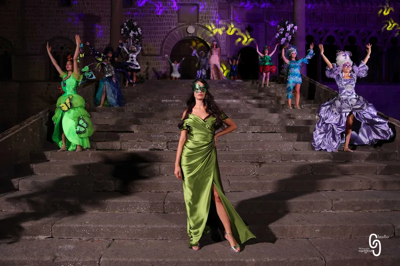Abito verde presentato a Moda e sentimento 2022