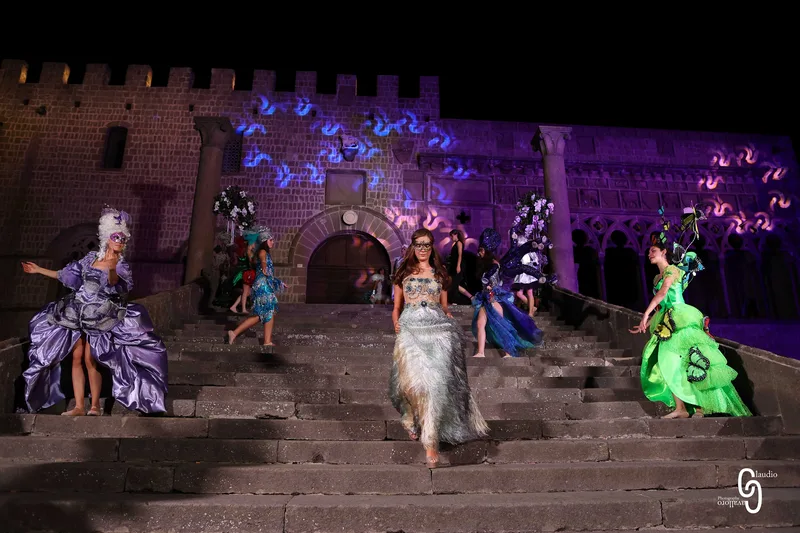 Look in passerella durante Moda e sentimento 2022