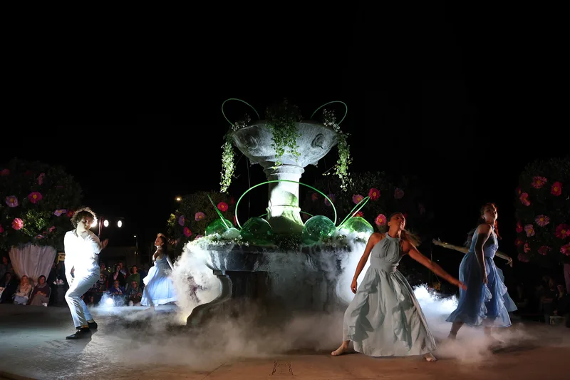 Performance attorno alla fontana della Sfilata Peperino 2025