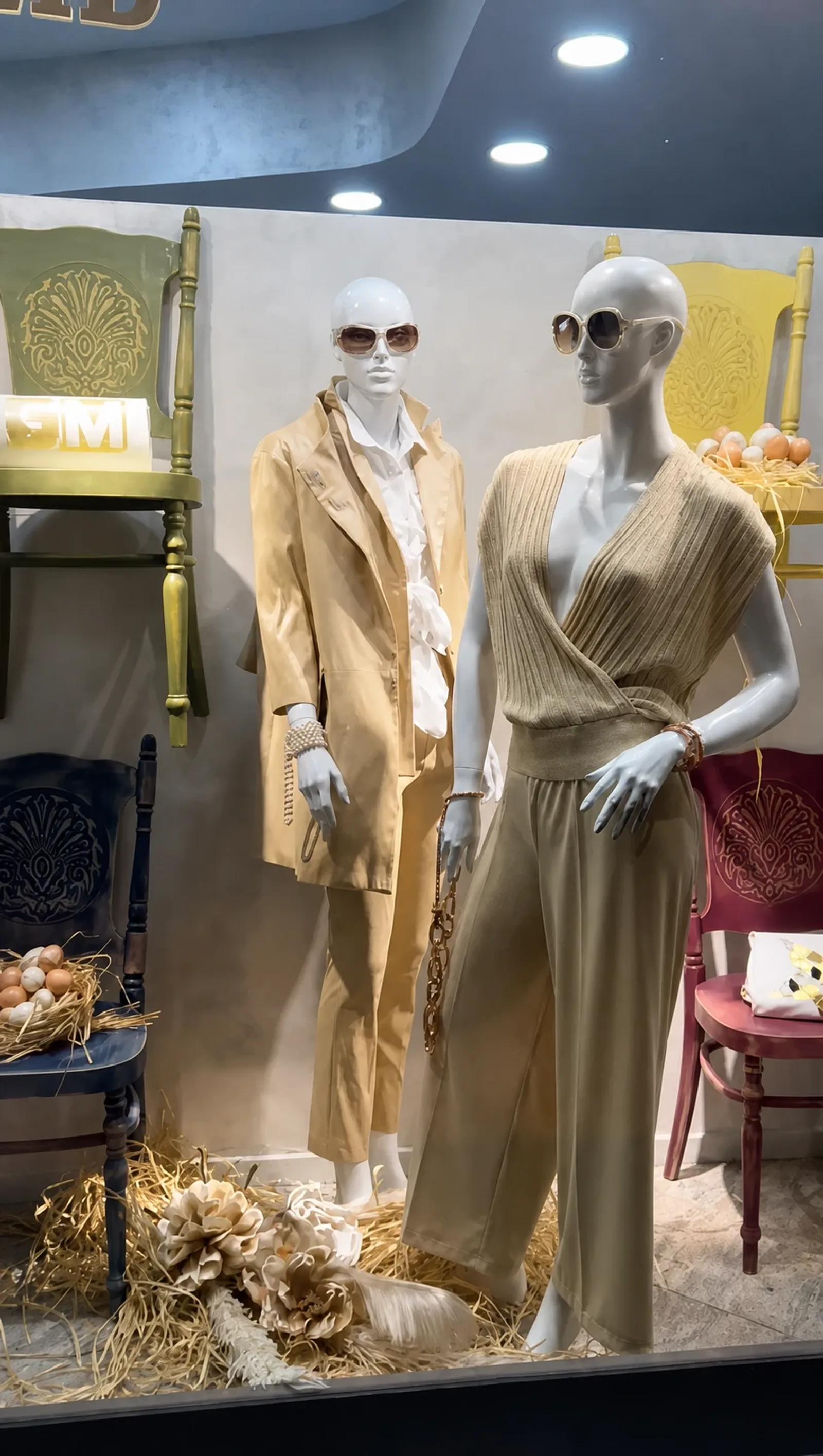 Vetrina pasquale con due completi nei toni beige e sabbia